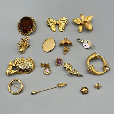 LOT 70: Vintage Gold Toned Pin/Brooch Collection