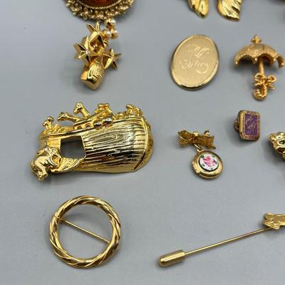 LOT 70: Vintage Gold Toned Pin/Brooch Collection