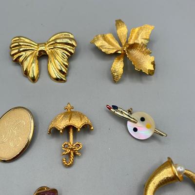 LOT 70: Vintage Gold Toned Pin/Brooch Collection