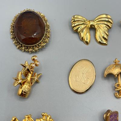 LOT 70: Vintage Gold Toned Pin/Brooch Collection