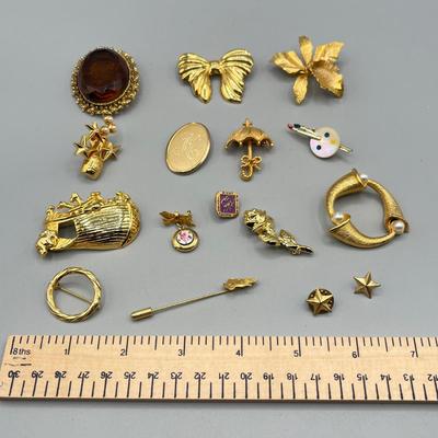 LOT 70: Vintage Gold Toned Pin/Brooch Collection