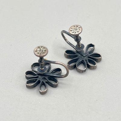 LOT 74: 925 Sterling Vintage Artisan Brooch and Screwback Earrings - 8.5 GTW