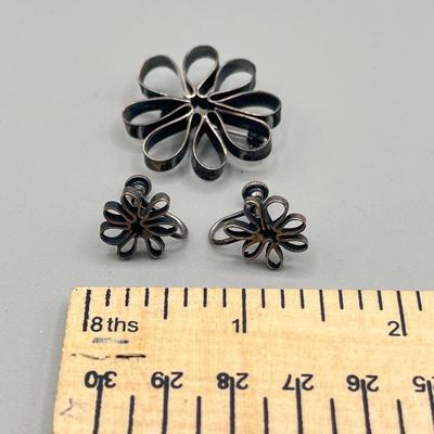 LOT 74: 925 Sterling Vintage Artisan Brooch and Screwback Earrings - 8.5 GTW