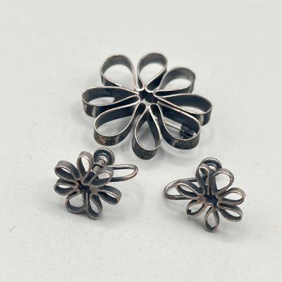 LOT 74: 925 Sterling Vintage Artisan Brooch and Screwback Earrings - 8.5 GTW