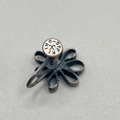 LOT 74: 925 Sterling Vintage Artisan Brooch and Screwback Earrings - 8.5 GTW