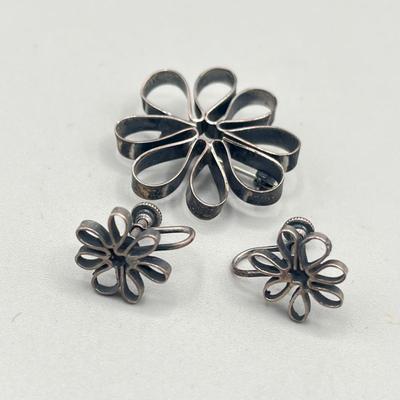 LOT 74: 925 Sterling Vintage Artisan Brooch and Screwback Earrings - 8.5 GTW
