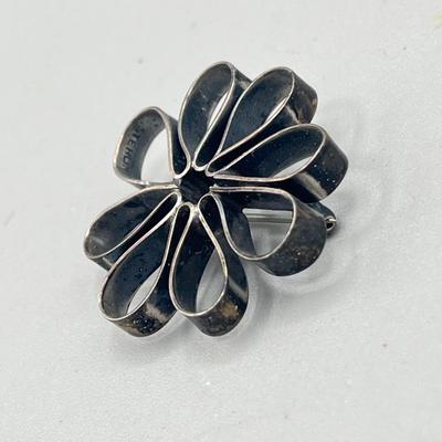 LOT 74: 925 Sterling Vintage Artisan Brooch and Screwback Earrings - 8.5 GTW