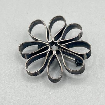 LOT 74: 925 Sterling Vintage Artisan Brooch and Screwback Earrings - 8.5 GTW