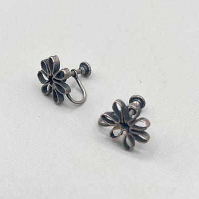 LOT 74: 925 Sterling Vintage Artisan Brooch and Screwback Earrings - 8.5 GTW