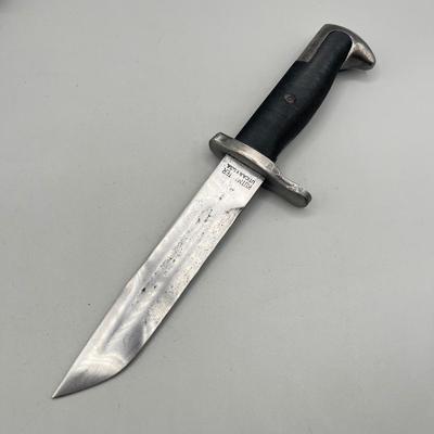 LOT 81: US WWII Fighting Kife