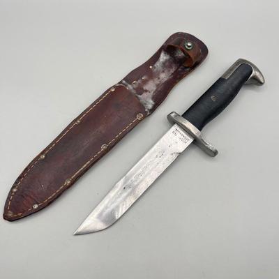 LOT 81: US WWII Fighting Kife