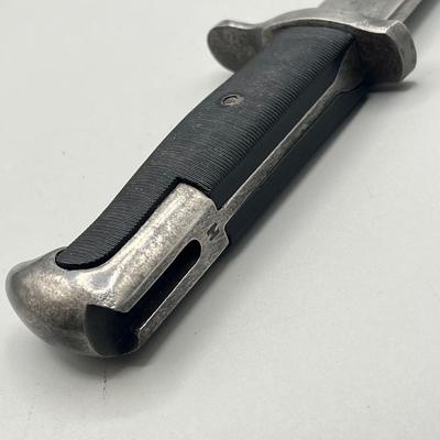 LOT 81: US WWII Fighting Kife