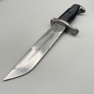 LOT 81: US WWII Fighting Kife