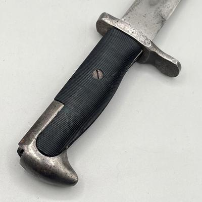 LOT 81: US WWII Fighting Kife