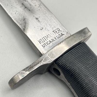 LOT 81: US WWII Fighting Kife