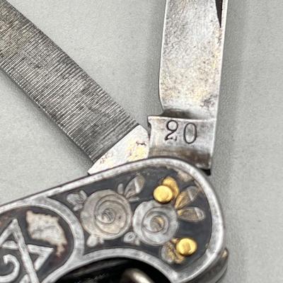 LOT 85: Vintage Pocket Knife Collection