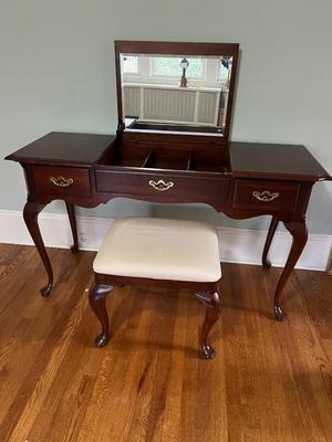 Thomasville Collector's Cherry Vanity with Flip Top Mirror & Stool (B3-RG)
