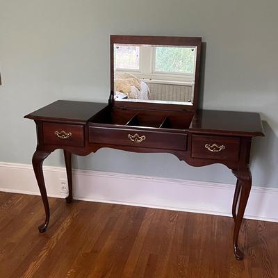 Thomasville Vanity W/ Flip Top Mirror and Matching Stool (B3-RG)