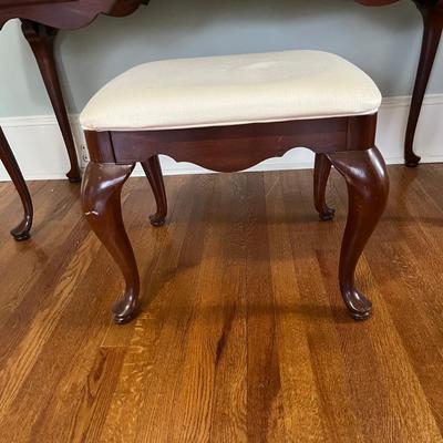 Thomasville Vanity W/ Flip Top Mirror and Matching Stool (B3-RG)