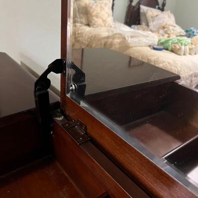 Thomasville Vanity W/ Flip Top Mirror and Matching Stool (B3-RG)