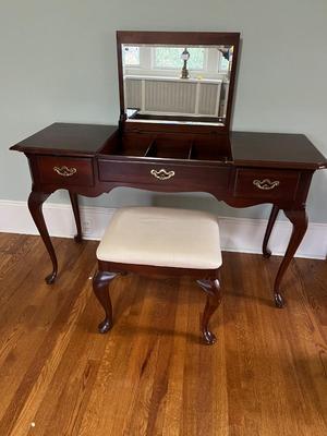 Thomasville Vanity W/ Flip Top Mirror and Matching Stool (B3-RG)