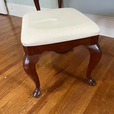 Thomasville Vanity W/ Flip Top Mirror and Matching Stool (B3-RG)