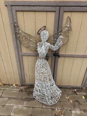 PRE-LIT OUTDOOR CHRISTMAS ANGEL