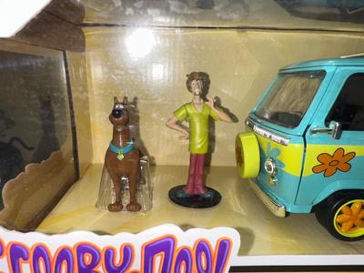 JADA SCOOBY DOO! MYSTERY MACHINE WITH " SHAGGY & SCOOBY-DOO" HOLLYWOOD RIDES
