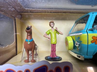 JADA SCOOBY DOO! MYSTERY MACHINE WITH " SHAGGY & SCOOBY-DOO" HOLLYWOOD RIDES