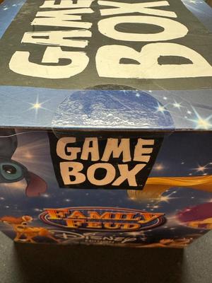 DISNEY EDITION GAME BOX "FAMILY FEUD"
