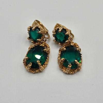LOT 412: Multiple Pairs of Vintage Clip Earrings