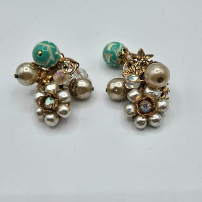 LOT 412: Multiple Pairs of Vintage Clip Earrings