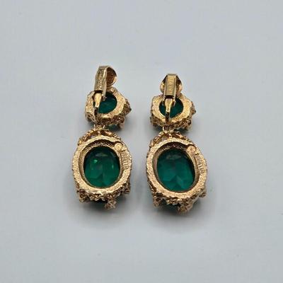 LOT 412: Multiple Pairs of Vintage Clip Earrings