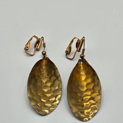 LOT 412: Multiple Pairs of Vintage Clip Earrings