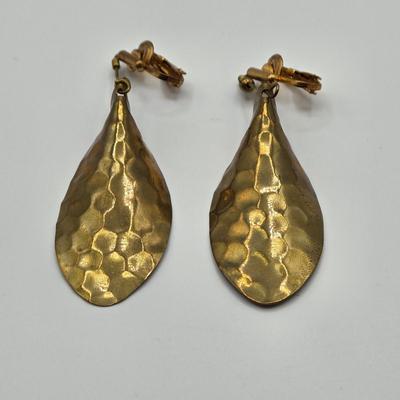 LOT 412: Multiple Pairs of Vintage Clip Earrings