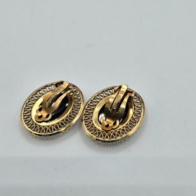 LOT 412: Multiple Pairs of Vintage Clip Earrings