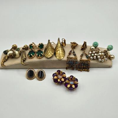 LOT 412: Multiple Pairs of Vintage Clip Earrings