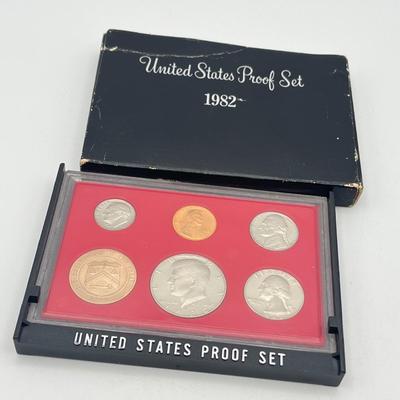 LOT 416: 1982 US Coin Proof Set, Miscellaneous Coins, Malachite Money Clip and Italian Paper Currency