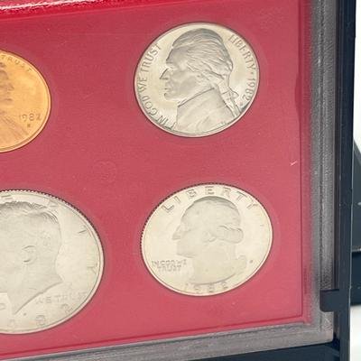 LOT 416: 1982 US Coin Proof Set, Miscellaneous Coins, Malachite Money Clip and Italian Paper Currency