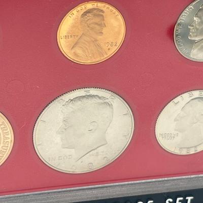 LOT 416: 1982 US Coin Proof Set, Miscellaneous Coins, Malachite Money Clip and Italian Paper Currency