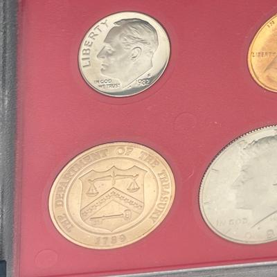 LOT 416: 1982 US Coin Proof Set, Miscellaneous Coins, Malachite Money Clip and Italian Paper Currency