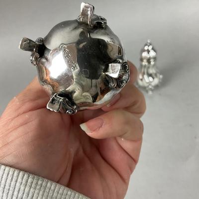D653 Pair Of Silver Footed 830 Salt & Pepper Shakers