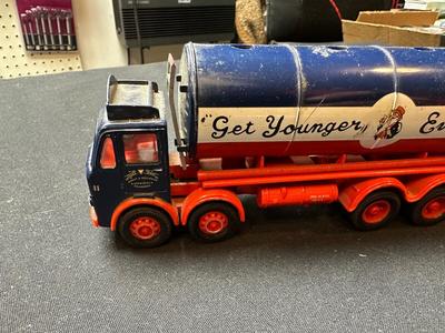 CORGI CLASSICS LEYLAND CYLINDRICAL TANKER DIE-CAST MODEL
