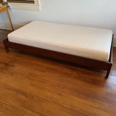 Twin Size Wooden Platform Bed by Fashion Bed Group (DR-HS)