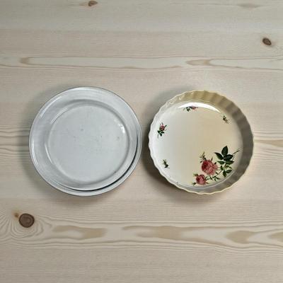 Sale Photo Thumbnail #630: Lot of 2 Round Pie Dishes, Glass (Anchor Ovenware 9")  & Ceramic (Christineholm 9.5")