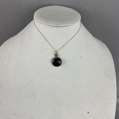 S683 10k Yellow gold Banded Buckeye Onyx Round Stone Pendant