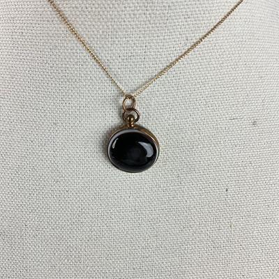 S683 10k Yellow gold Banded Buckeye Onyx Round Stone Pendant