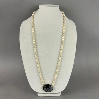 S688 Beautiful 8-8mm Hidden Clasp Cultured Pearl Necklace with Obsidian Snowflake