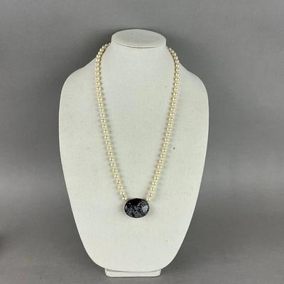 S688 Beautiful 8-8mm Hidden Clasp Cultured Pearl Necklace with Obsidian Snowflake