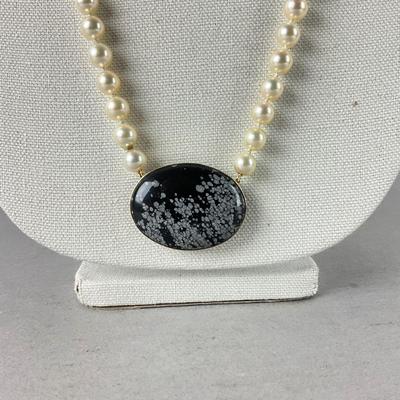S688 Beautiful 8-8mm Hidden Clasp Cultured Pearl Necklace with Obsidian Snowflake